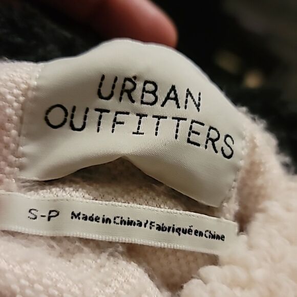 Urban Outfitters Tilly Cozy Faux Fur V Neck Cropped Hoodie Size S - Picture 4 of 5